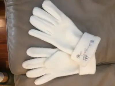 UNE PAIRE DE GANTS BLANCS NEUFS EN LAINE MEDIUM FEMME: $5.00, View more