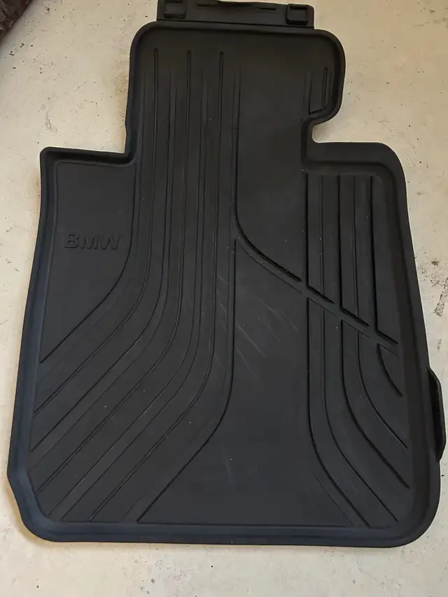 BMW 2013-2018. Car mats set  used A1 condition in Other Parts & Accessories in City of Toronto - Image 4
