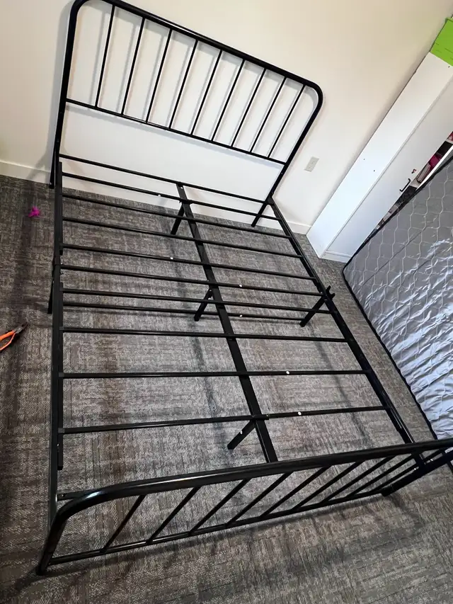 Black Metal Queen Bed Frame – Like New! 62854392966658125