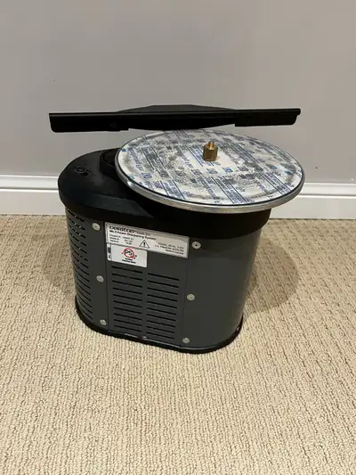 Barely used Veritas Mk.II Power Sharpening System Comes with extra platters and tool holder as well...