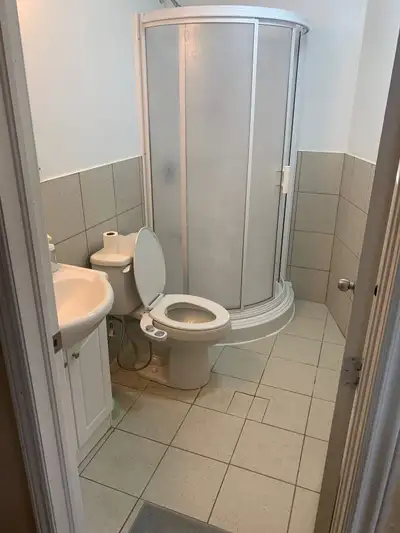 large basement room , separate washroom , laundry parking and all utilities. Located Don mills road...