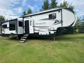 Grand Design Reflection 337 RLSFifth wheel Excellent condition in Travel Trailers & Campers in Lethbridge