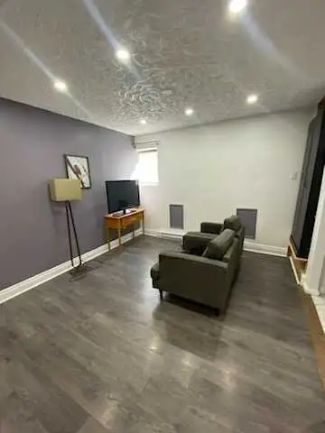 À louer : deux chambres dans un sous-sol aménagé, prêt à emménager, clé en main. Le logement compren...