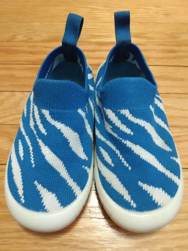 Size 9 - Jan & Jul Xplorer Knit Slip On Shoes (Blue/White) in Kids & Youth in City of Toronto - Image 2