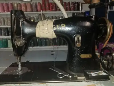 Machine a coudre industrielle Singer plain 95-K40-$200.00 Vous pouvez me rejoindre au 450 314 4955 G...