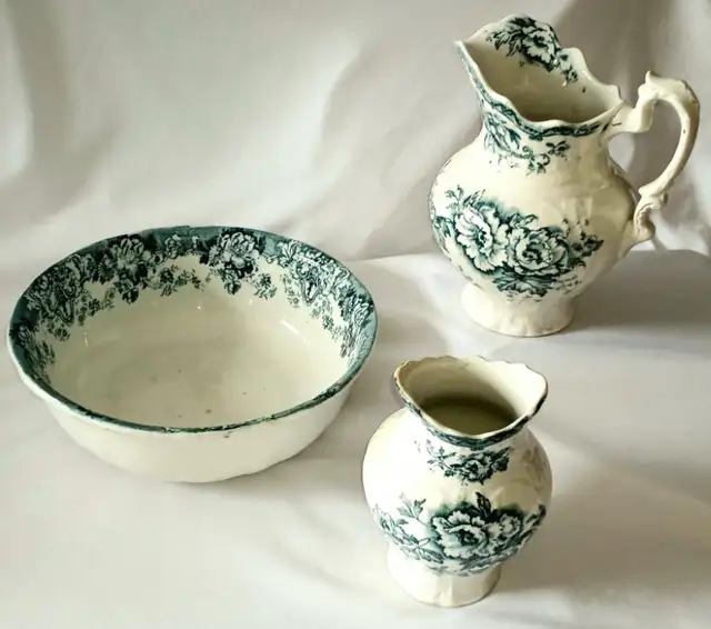 Winkle Stoke England Blue & White Glazed Pottery Chamber Set in Arts & Collectibles in London - Image 8
