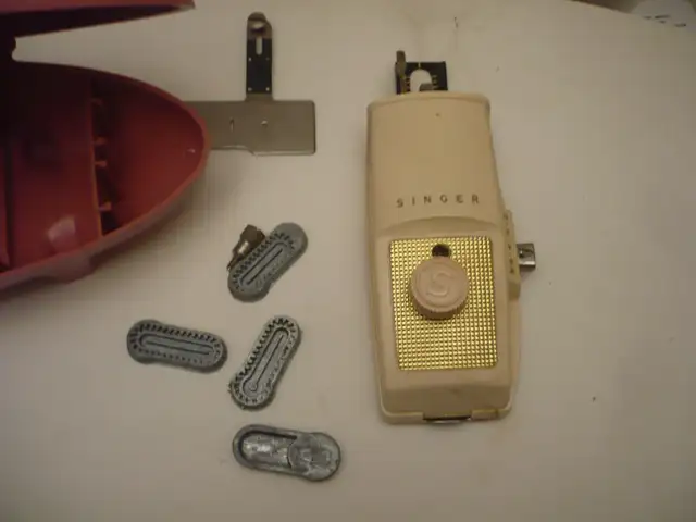 SINGER BUTTONHOLER -Vintage in Hobbies & Crafts in Barrie - Image 3
