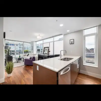 Luxury 1BR Apartment in Central Lonsdale