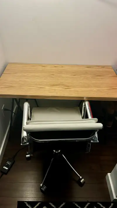 Hi, i’m moving hence why i’m selling. desk and chair in good shape.