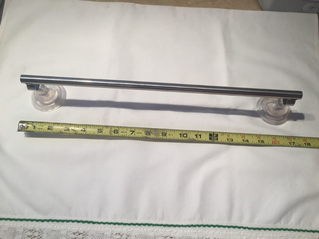 Suction Cup Towel Bar & Two Hooks in Bathwares in Calgary - Image 3