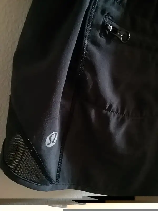 Lululemon Hotty Hot Short Low-rise Black Size 4 in Women's - Bottoms in City of Toronto - Image 5