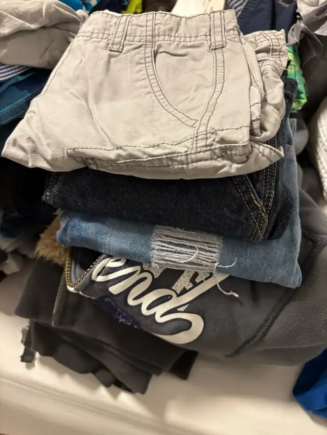 Lot de vêtements (plusieurs tailles 2-8 ans pour garçon) in Kids & Youth in Laval / North Shore - Image 5