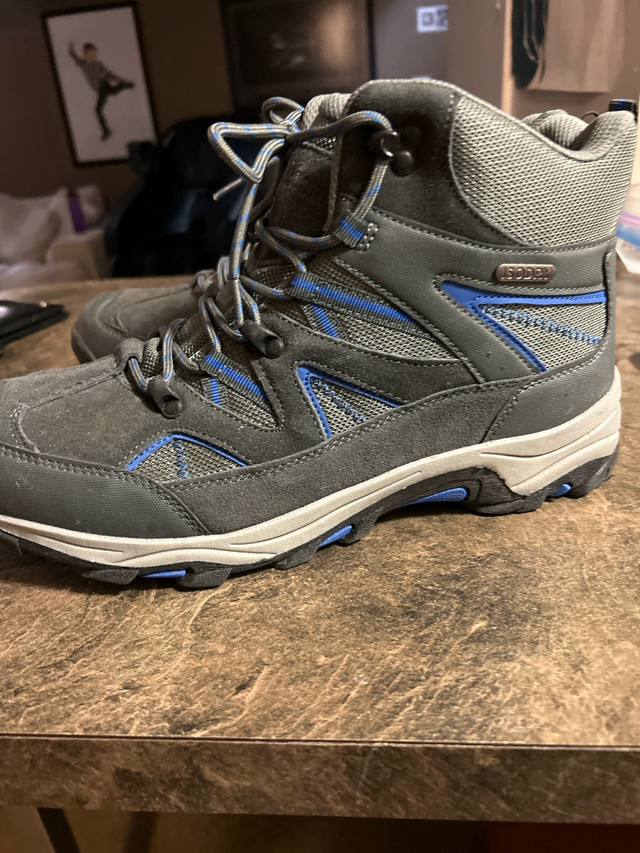 ISO dry hiking boots  in Fishing, Camping & Outdoors in Calgary