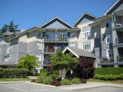 This bright, chic 504 square feet* condo located in the desirable Hartford is appointed with 4 stain...