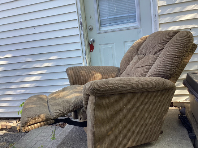 Lazy boy recliner in Chairs & Recliners in Chatham-Kent - Image 3