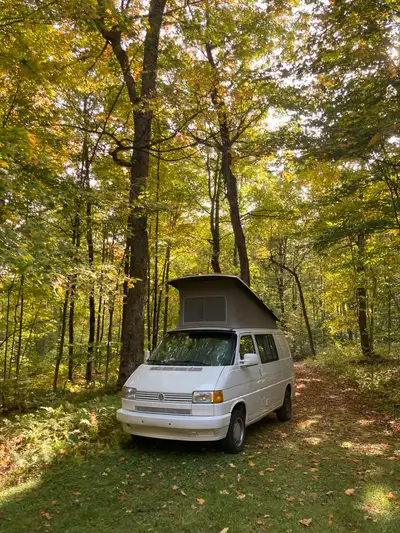Eurovan 94, entretenue avec beaucoup d’amour et de prévoyance au fil des années. Clé en main. Le mot...