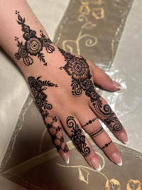 Henna artist 
