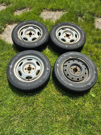 Bonjour, j'ai 6 pneus à vendre, 4 d'été de marque ZETA grandeur :185/65R14 monter sur des rime, 4 po...