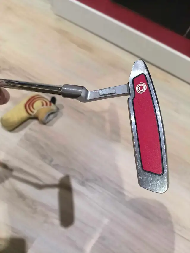 Odyssey crimson putter572869570043596803
