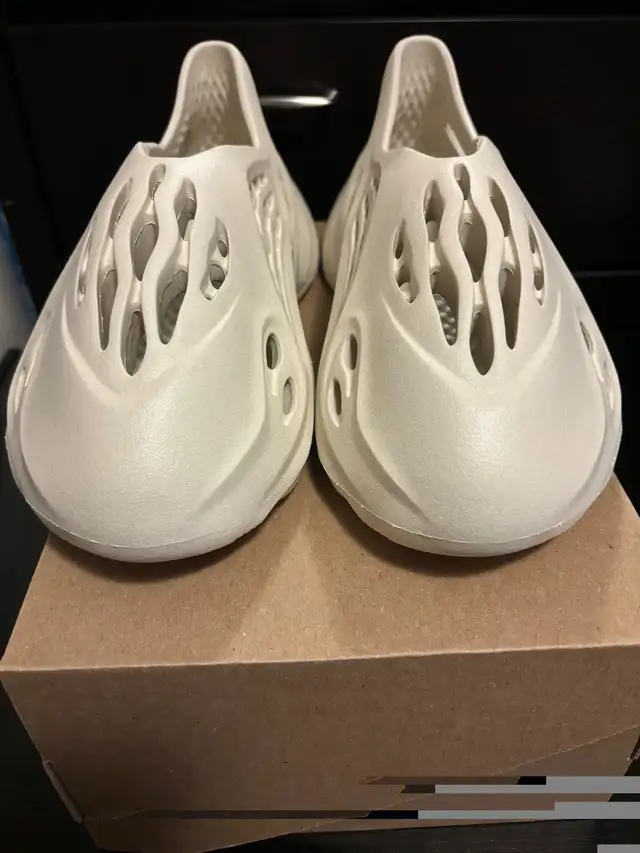 Yeezy Foam Runner Sand size 11 in Men's Shoes in City of Toronto - Image 7