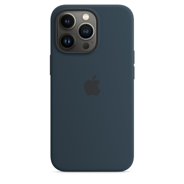 iPhone 13 Pro Case Silicone MagSafe dans Accessoires pour portables  à Ouest de l’Île - Image 2