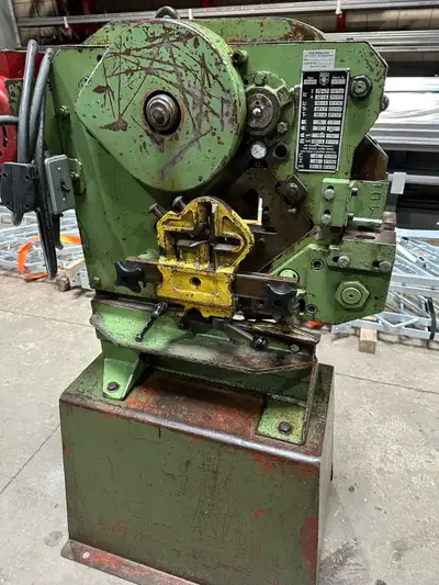 A little and compact Ironworker “Peddy” in great condition. 220V single phase. Perfect for a man cav...