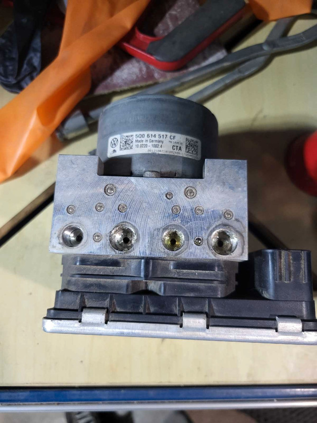2016 volkswagen golf abs control module  in Other Parts & Accessories in Edmonton