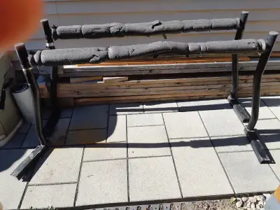 VOICI UN SUPPORT DE LIT POUR CAMION FORD, PLACABLE SUR LA BOITE, UTILE POUR METTRE UNE ÉCHELLE, BOIS...