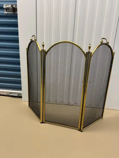 Stunning iron and brass fireplace cover with a classic three-panel design. Excellent quality and con...