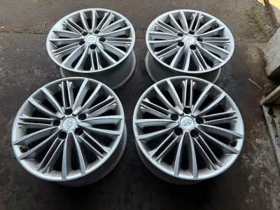 Came off Hyundai kona Bolt pattern 5x114.3 Center bore 67.1 Size 17x7 It can also fit sonata,Elantra...