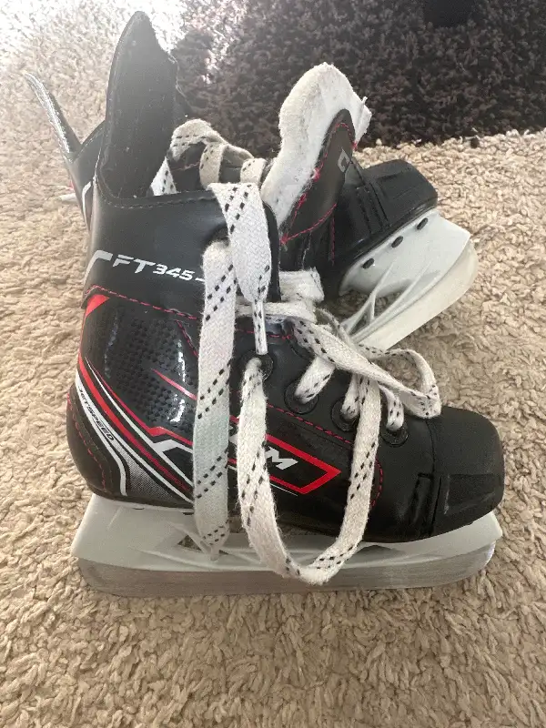 Size 8 CCM JetSpeed 345 Youth Hockey Skates in Hockey in Calgary - Image 4