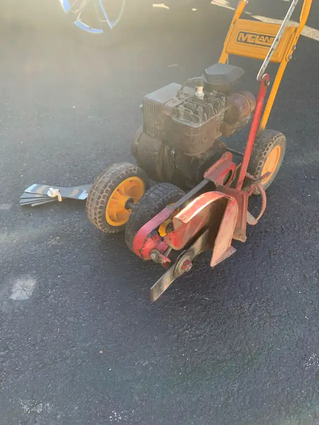 McLane Lawn Edger in Lawnmowers & Leaf Blowers in Annapolis Valley - Image 4