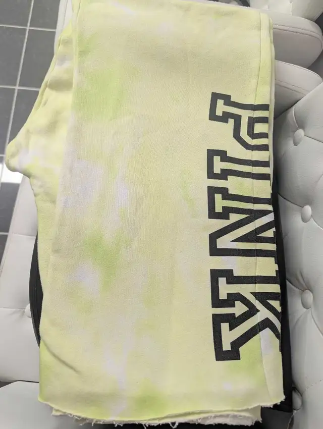 PINK Tie-Dye Sweatpants in Women's - Bottoms in Markham / York Region - Image 4