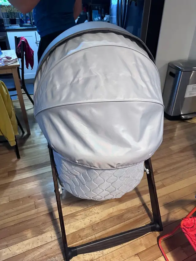 Wood Bassinet in Cribs in City of Montréal - Image 3
