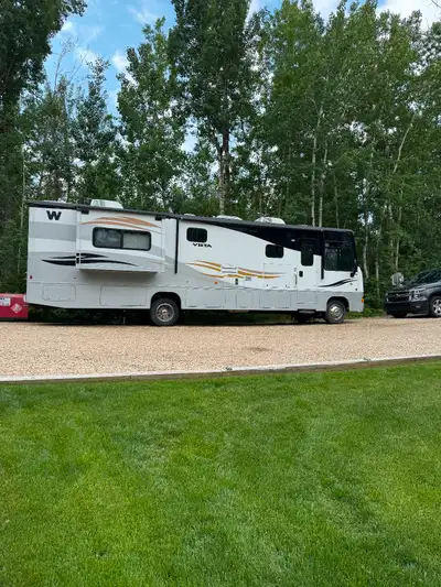 2011 Winnebago Vista 35f class A motorhome with a Ford chassis and a 6.8 L Triton V10 gas engine. 2...