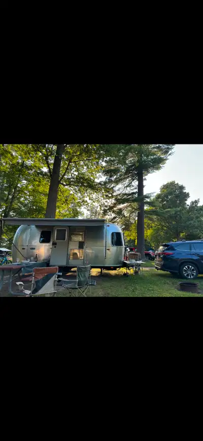 Je vends ma superbe Roulotte Airstream 20FB 2022, en excellent état! Parfaite pour les aventures en...
