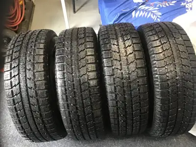 4 très beaux pneus d’hiver toyo 235 65 R17 À peine 15,000 kilomètres d’usure Avec jantes et enjolive...