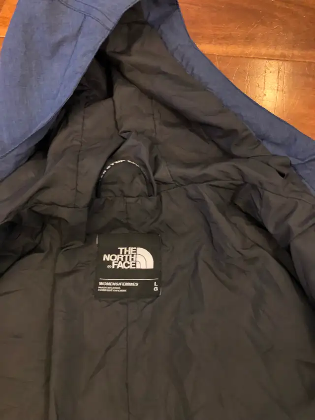 North Face women's jacket in Women's - Tops & Outerwear in Calgary - Image 4