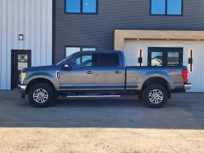 2017 Ford F-350 Lariat Crew Cab 4x4 Are you looking for a truck that can handle anything life throws...
