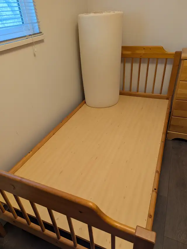 Used - Solid Wood Twin-size Bedroom Set in Beds & Mattresses in Delta/Surrey/Langley - Image 4