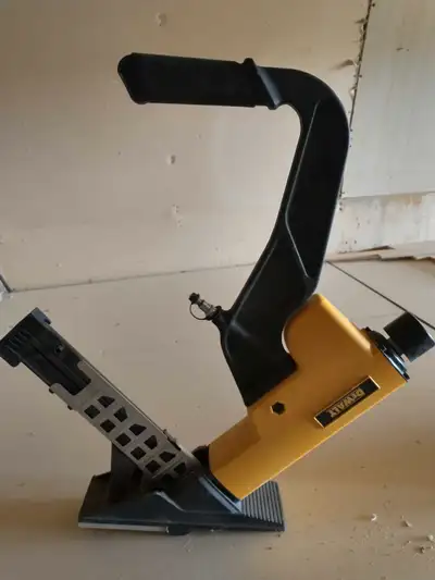 This is a used DeWalt floor stapler and cleat nailer in good condition.It handles 1-1/2" to 2" nails...