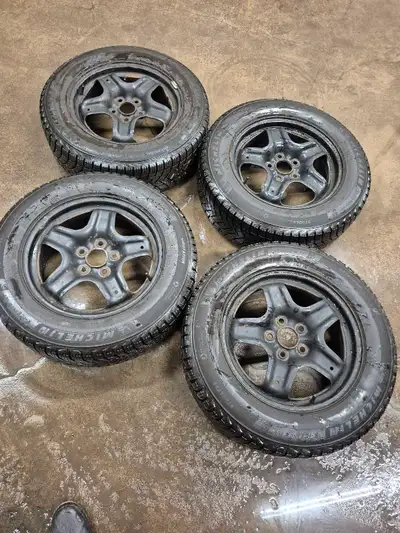 Size:17×7j Off set:50 Bolt pattern:5×120 Centre bore:66.9mm Tire size:225 65 17 Dot :2021 Michelin x...