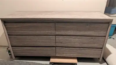 6 drawer dresser. Only 3 years old, bought from Jysk and has been in a spare room. Couple scratches...