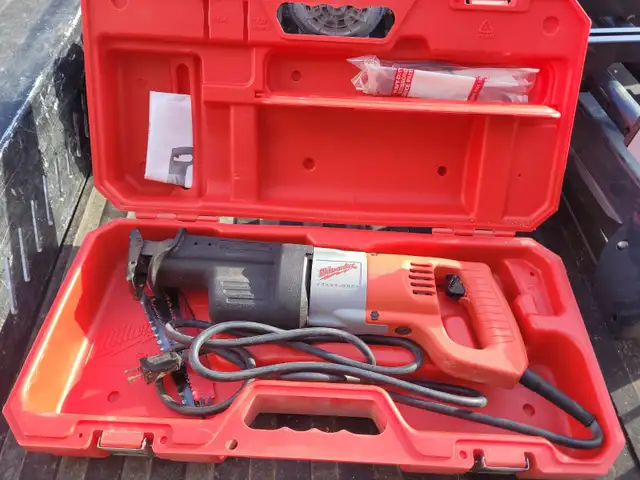 Milwaukee heavy duty corded Sawzall in Power Tools in Oakville / Halton Region - Image 4