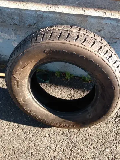 Les deux pneus sont neufs Firestone winterforce XL 245/70/R17 peut faire pour VUS- Camionette.Pick-u...