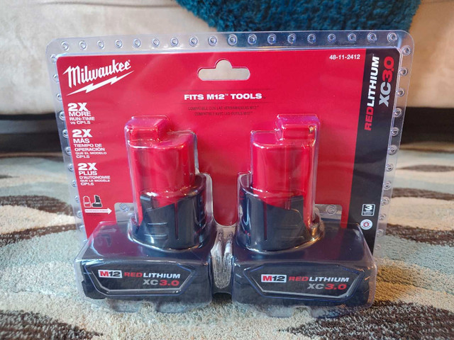  Milwaukee M12 Grinder + Charger and Batteries set in Power Tools in Markham / York Region - Image 3