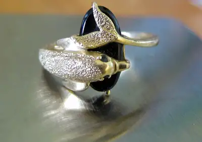 BEAUTIFUL 10K SOLID GOLD DOLPHIN RING WITH GEMSTONES SIZE 6.25, View more