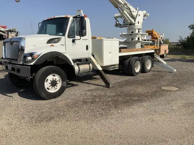 2013 International Terex Digger Derrick Unit w/ 6060 rear mount in Other in Prince George - Image 3