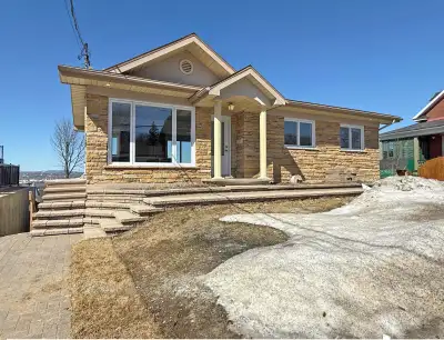 Magnifique logement 4 ½ lumineux et entièrement rénové, situé dans un secteur tranquille avec vue ex...