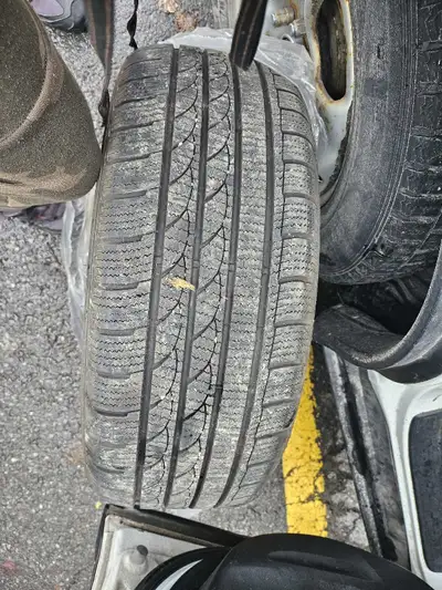 Pneus hiver on rouler seulement un hiver 250$ pour les 4 pneus prix de liquidation. Les indications...